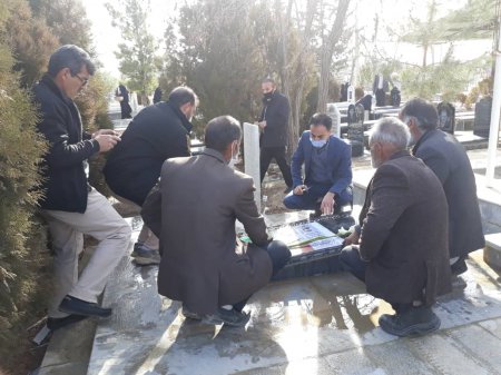 مراسم غبار روبی و عطر افشانی قبر شهید علی اکبری در گلزار شهدای خونداب شهرستان نجف‌آباد