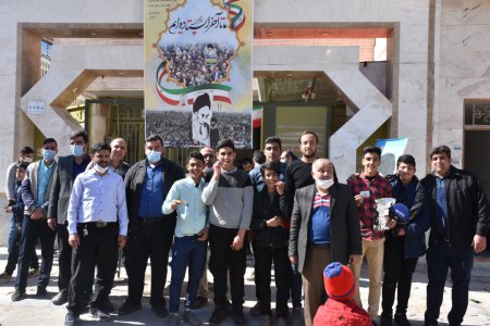 مسابقات دو و میدانی و طناب‌کشی به مناسبت گرامیداشت دهه‌ی مبارک فجر در شهرستان خمینی‌شهر برگزار شد