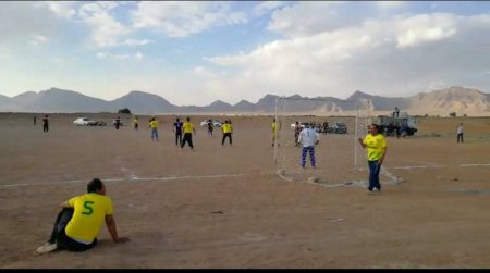 برگزاری مسابقات فوتبال زمين خاكى در روستای علی‌آباد شهرستان دهاقان