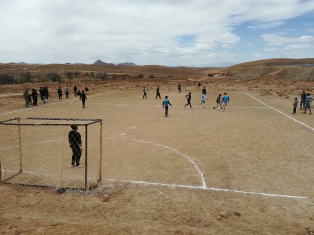 مسابقات فوتبال زمین خاکی جام شهدا در روستای تجره شهرستان کاشان برگزار شد