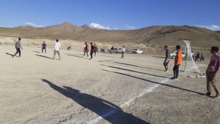 مسابقات فوتبال زمین خاکی جام رمضان در بخش مهردشت شهرستان نجف‌آباد آغاز شد