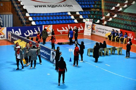 سوت آغاز مسابقات لیگ کشوری چوب‌کشی بانوان در اصفهان زده شد