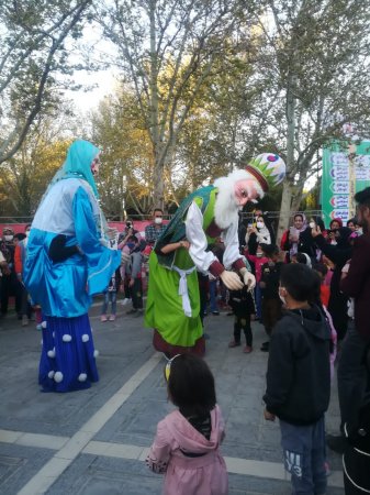 برپایی ایستگاه بازی‌های بومی محلی در باغ گل‌ها شهر اصفهان