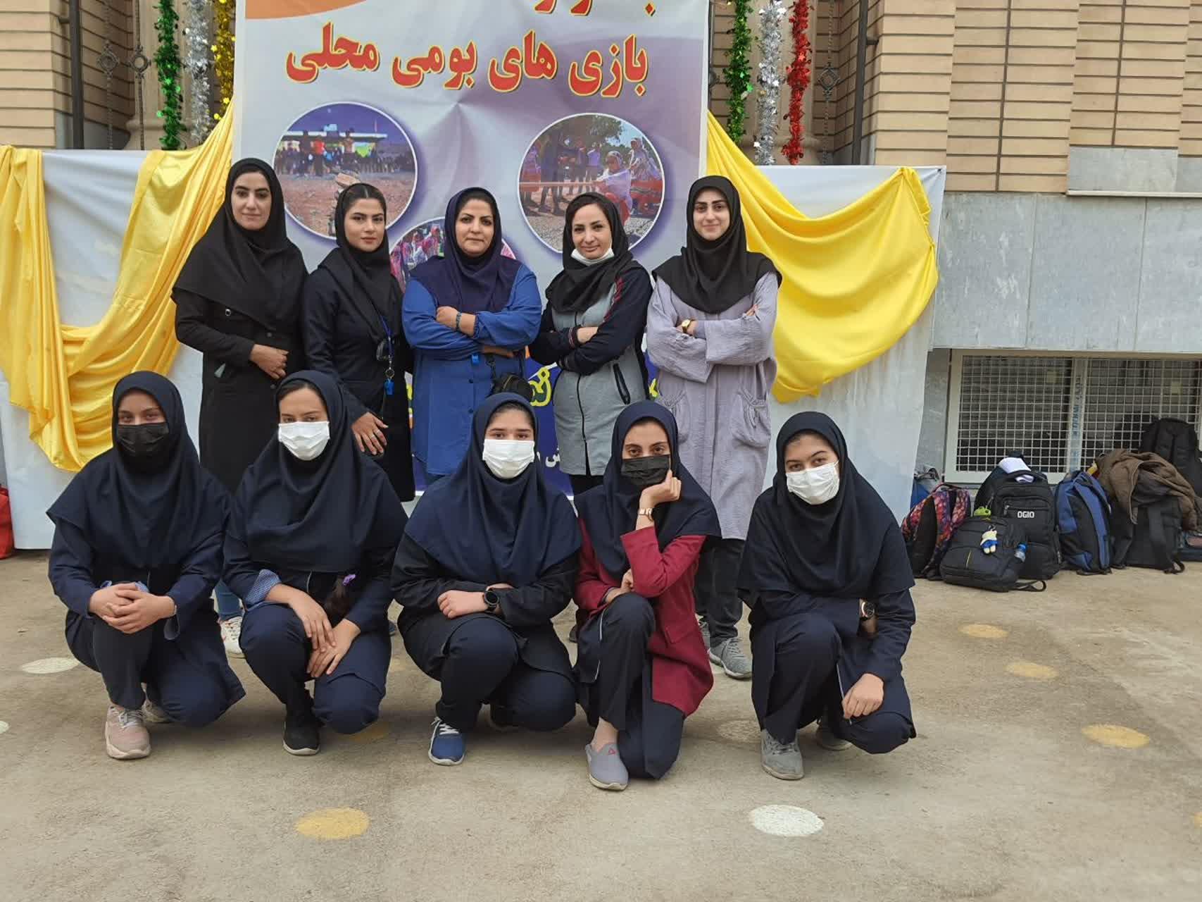 برگزاری مسابقات بومی و محلی در دبیرستان دخترانه شهید هاشم زاده شهرستان اصفهان