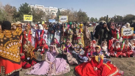 حضور دانش آموزان دختردبیرستان عشایری نصرآباد در جشنواره دانش آموزان عشایری کشور
